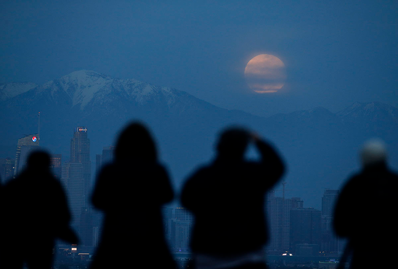 Aficionados viendo el eclipse desde un cerro en Los Ángeles. Estados Unidos